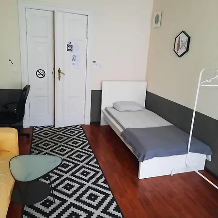 Color 2 Apartment *